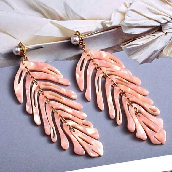 *50% OFF! Tropical leaf earrings Pearl bohemian leaves pearls boho chic pink - Picture 1 of 4